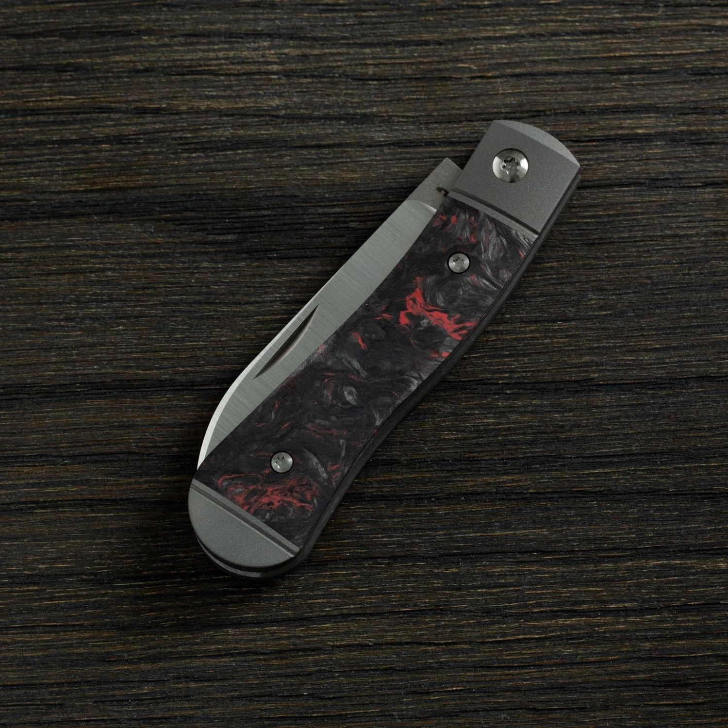 Jack Wolf K9 Jack, Red Dark Matter Fat Carbon K9-01-DMR Couteau De Poche Slipjoint 2 Jack Wolf K9 Jack, Red Dark Matter Fat Carbon K9-01-DMR Couteau De Poche Slipjoint – Image 2